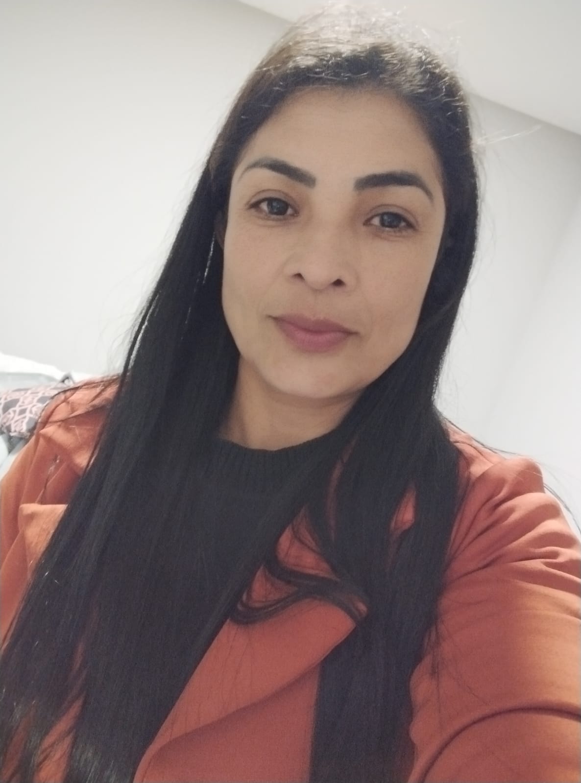 Professora sorridente em sala de aula